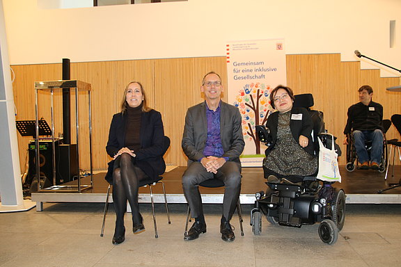 Landtagspräsidentin Astrid Wallmann, Sozial- und Integrationsminister Kai Klose sowie die Landesbeauftragte für Menschen mit Behinderungen, Rika Esser (v.l.) 