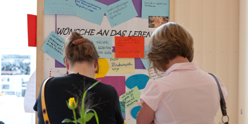 Zwei Frauen stehen vor einer Tafel